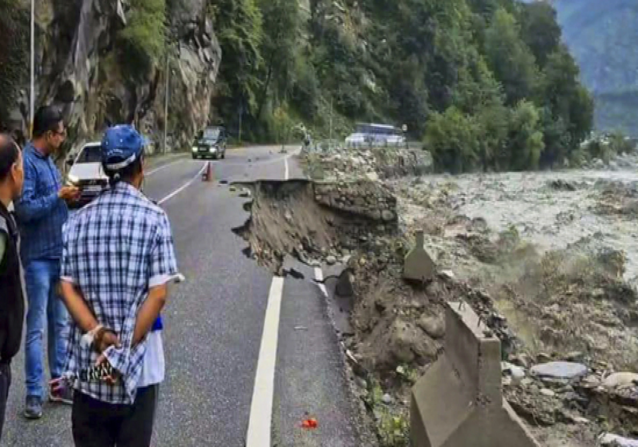 5 Dead as Heavy Rain, Cloudbursts, and Flash Floods Devastate Himachal Pradesh 5 Dead as Heavy Rain, Cloudbursts, and Flash Floods Devastate Himachal Pradesh