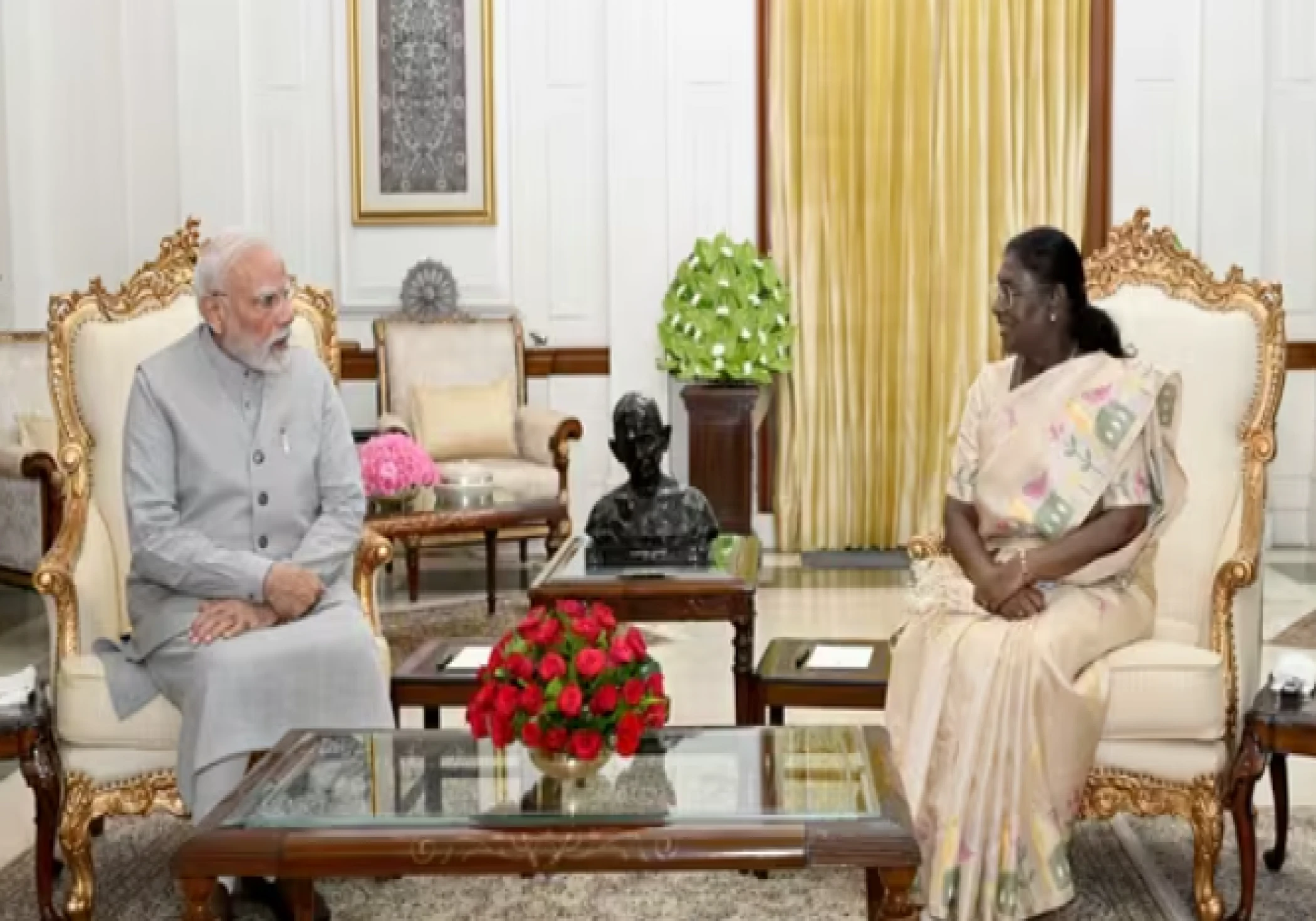 PM Modi Meets President Droupadi Murmu at Rashtrapati Bhavan PM Modi Meets President Droupadi Murmu at Rashtrapati Bhavan