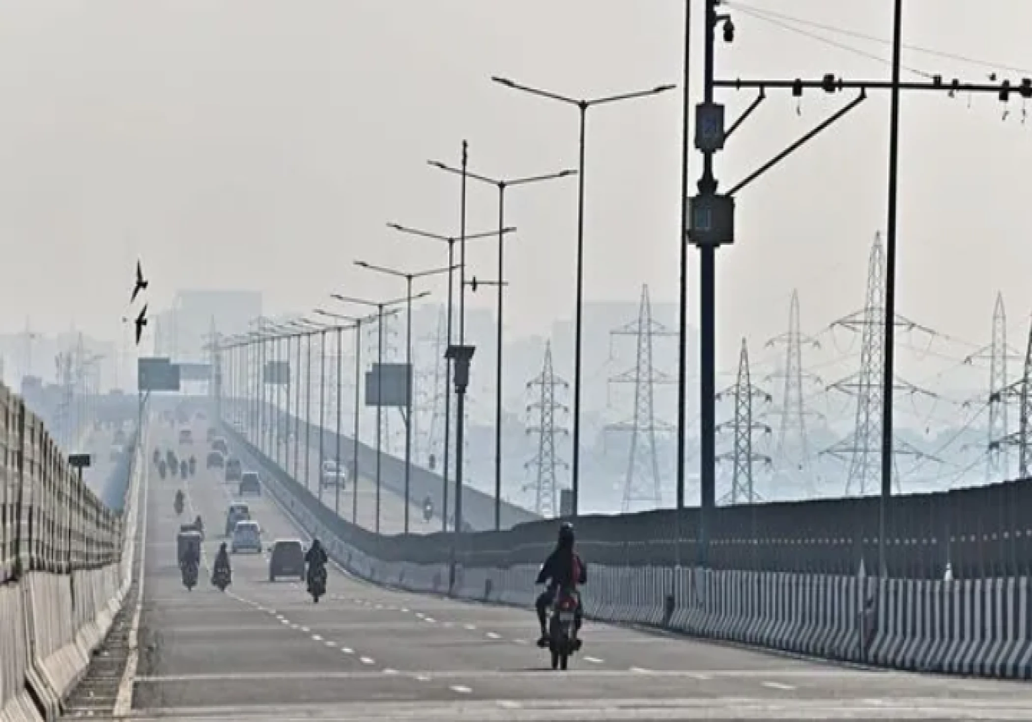 Coal Tandoors Banned, ₹5,000 Fine for Open Burning as Delhi’s AQI Remains Severe