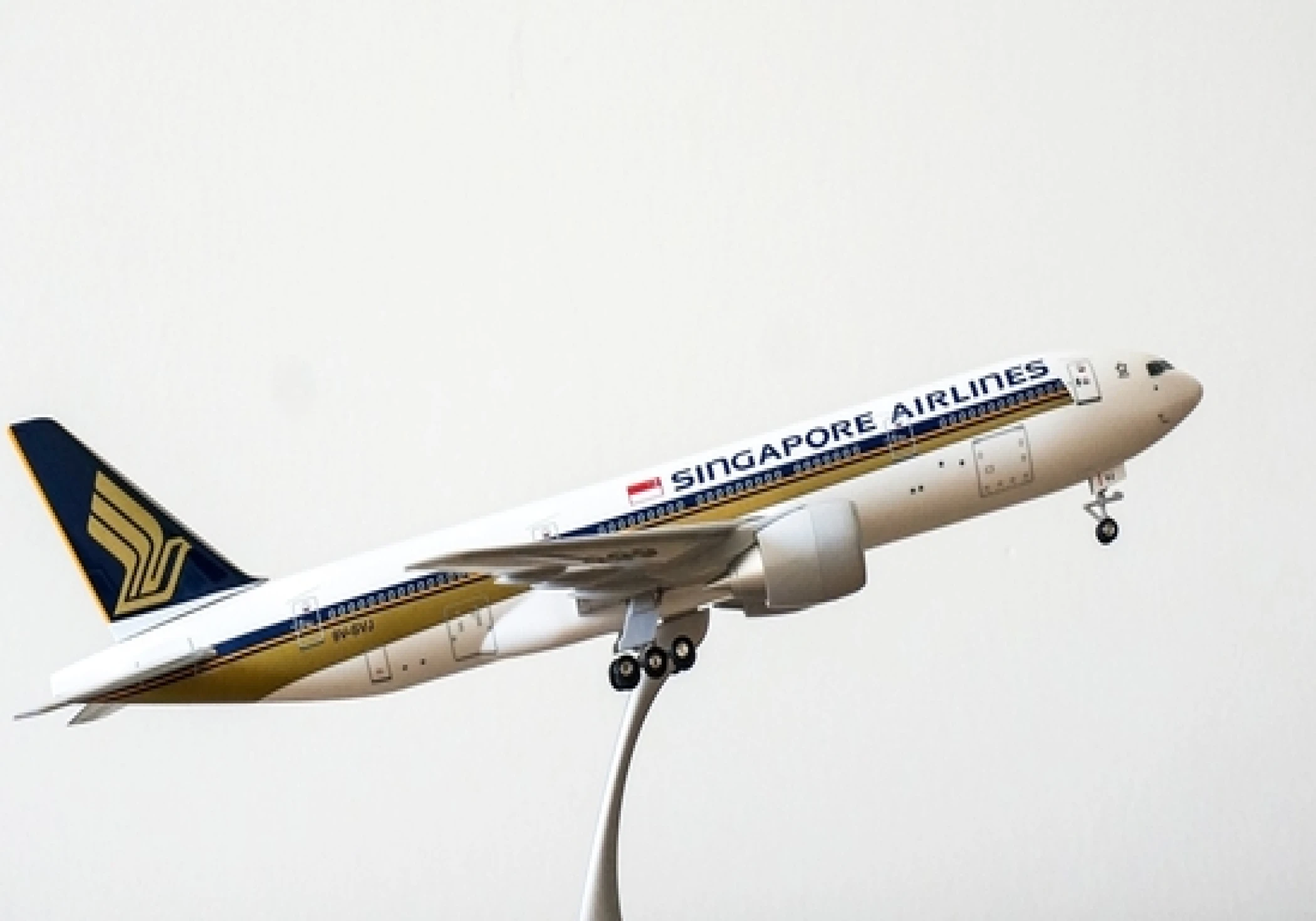 Singapore Airlines Sued Over Shrimp Dish Served to Business-Class Passenger Singapore Airlines Sued Over Shrimp Dish Served to Business-Class Passenger