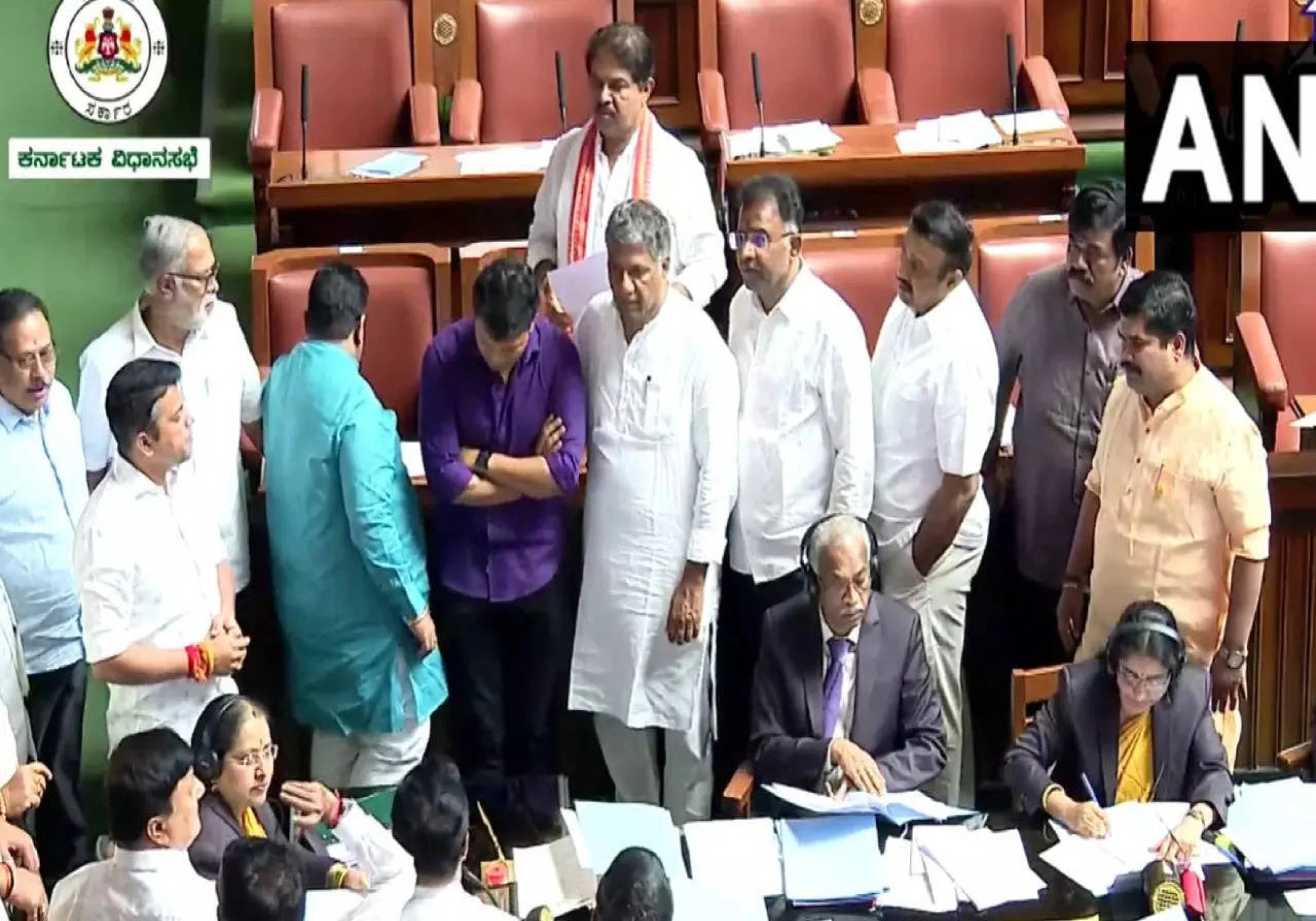 Opposition parties debated pro-Pakistan slogans in the Karnataka Assembly. Opposition parties debated pro-Pakistan slogans in the Karnataka Assembly.