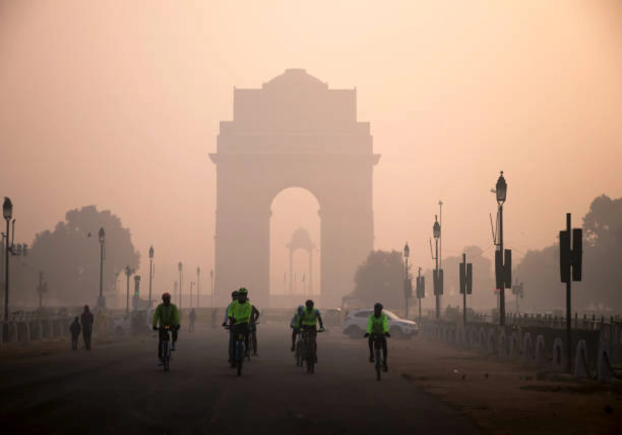 Delhi Blanketed in Dense Fog: Season's Longest Zero Visibility Spell Delays 400 Flights Delhi Blanketed in Dense Fog: Season's Longest Zero Visibility Spell Delays 400 Flights