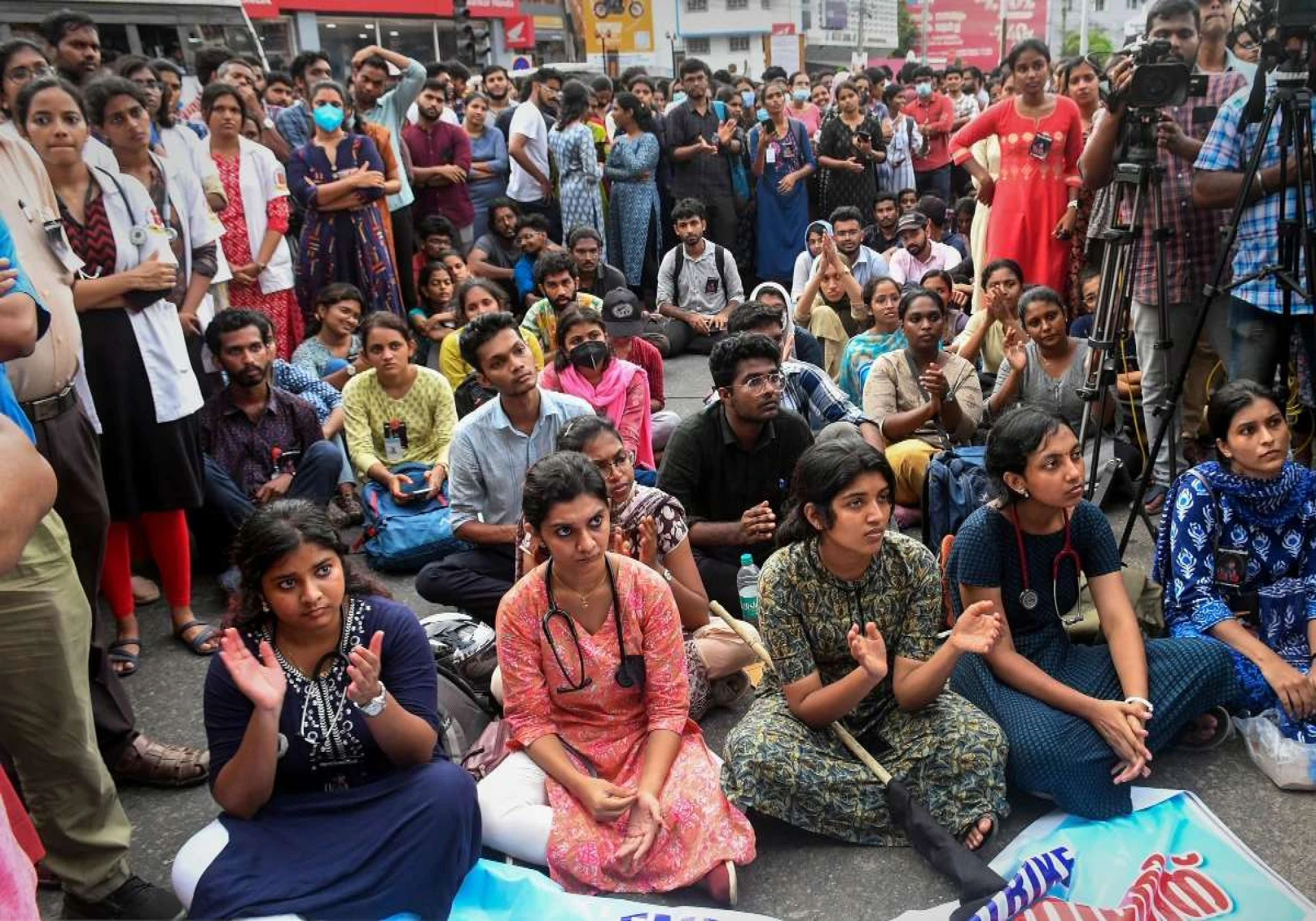 Kolkata Rape-Murder Case: Junior Doctors' Protests Escalate as Talks Fail Over Live-Recording Demand Kolkata Rape-Murder Case: Junior Doctors' Protests Escalate as Talks Fail Over Live-Recording Demand